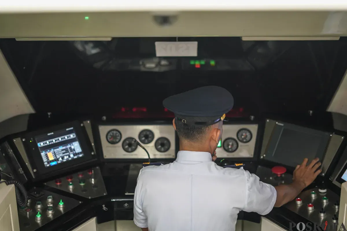 Petugas LRT melakukan penanganan dalam skenario simulasi tanggap darurat LRT di kawasan Stasiun Harjamukti, Depok, Jawa Barat, Sabtu, 29 November 2025. (Sumber: Poskota/Bilal Nugraha Ginanjar)