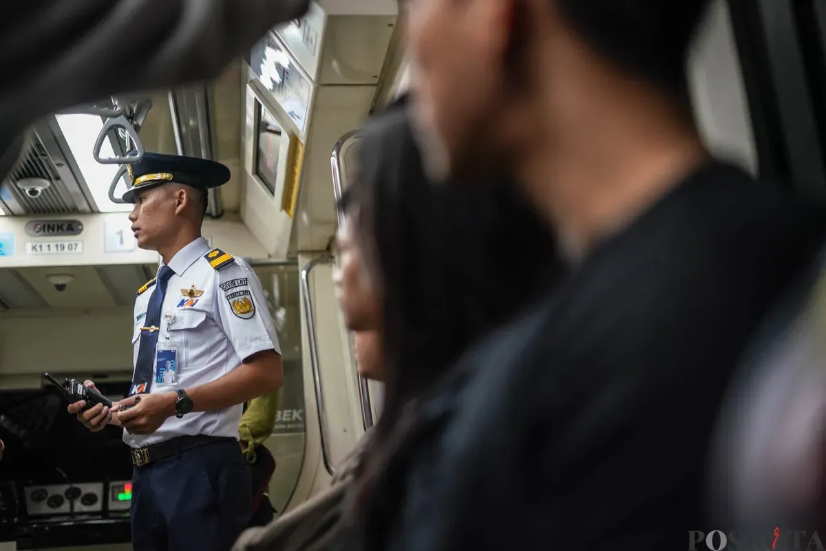 Petugas LRT melakukan penanganan dalam skenario simulasi tanggap darurat LRT di kawasan Stasiun Harjamukti, Depok, Jawa Barat, Sabtu, 29 November 2025. (Sumber: Poskota/Bilal Nugraha Ginanjar)