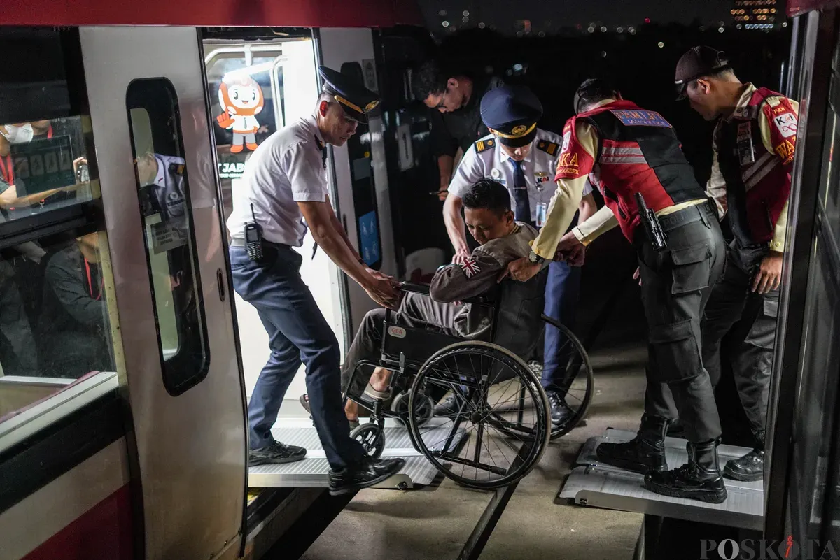 Petugas LRT melakukan penanganan dalam skenario simulasi tanggap darurat LRT di kawasan Stasiun Harjamukti, Depok, Jawa Barat, Sabtu, 29 November 2025. (Sumber: Poskota/Bilal Nugraha Ginanjar)