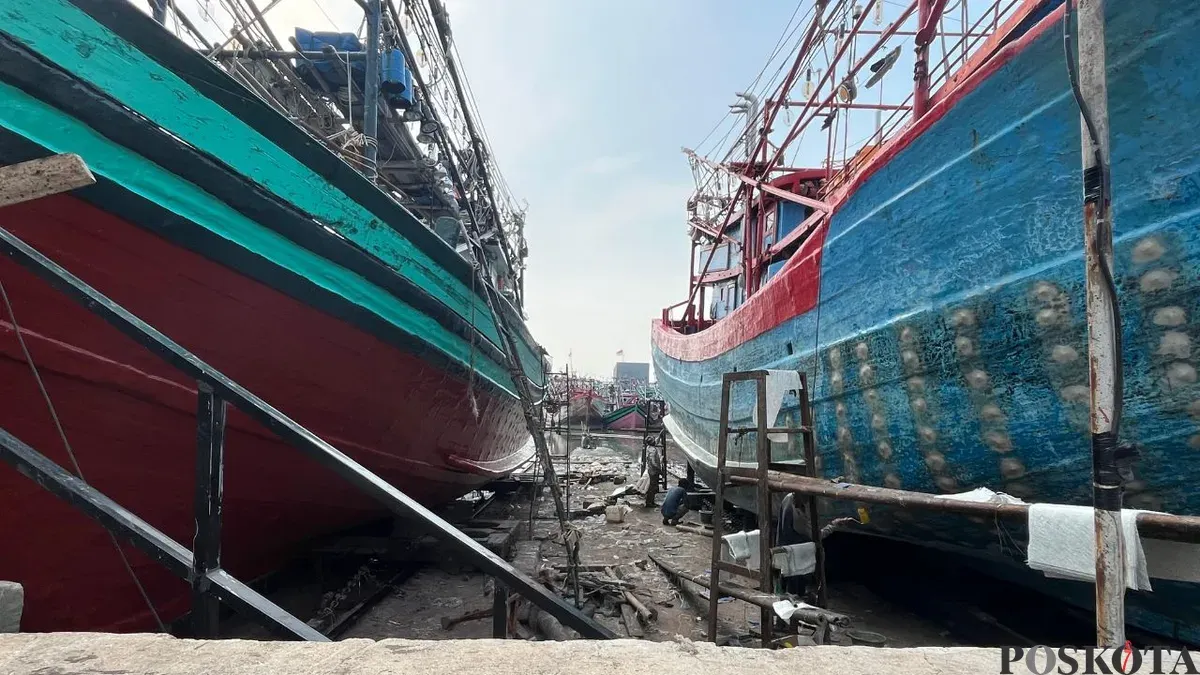Kondisi tanggul di lokasi docking kapal kawasan Muara Angke, Penjaringan, Jakarta Utara, Senin, 1 Desember 2025. (Sumber: Poskota/Pandi Ramedhan)