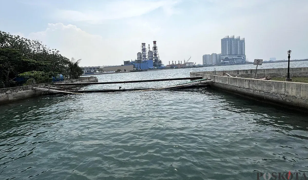 Kondisi air laut di kawasan Pantai Mutiara, Penjaringan, Jakarta Utara, Senin, 1 Desember 2025. (Sumber: POSKOTA | Foto: Pandi Ramedhan)