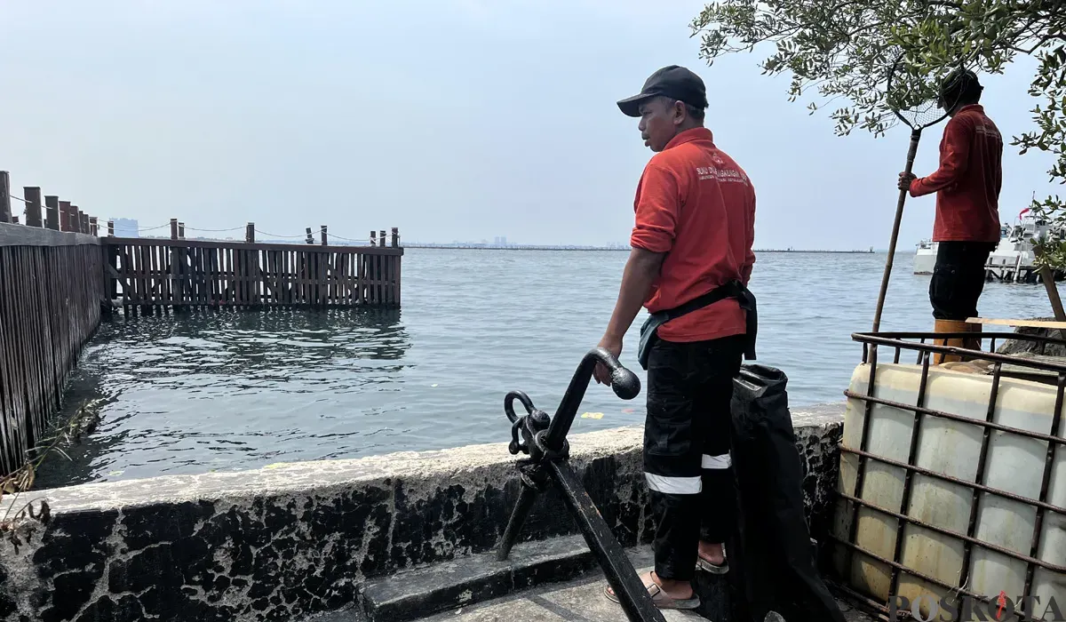 Kondisi air laut di kawasan Pantai Mutiara, Penjaringan, Jakarta Utara, Senin, 1 Desember 2025. (Sumber: POSKOTA | Foto: Pandi Ramedhan)