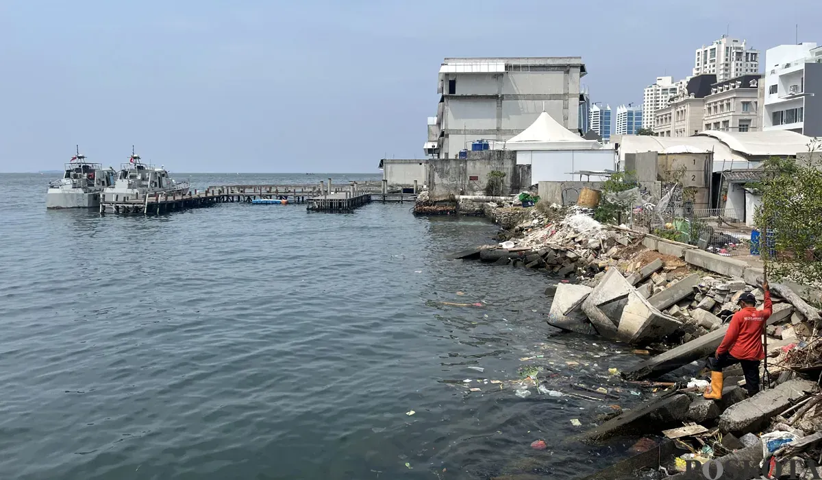 Kondisi air laut di kawasan Pantai Mutiara, Penjaringan, Jakarta Utara, Senin, 1 Desember 2025. (Sumber: POSKOTA | Foto: Pandi Ramedhan)