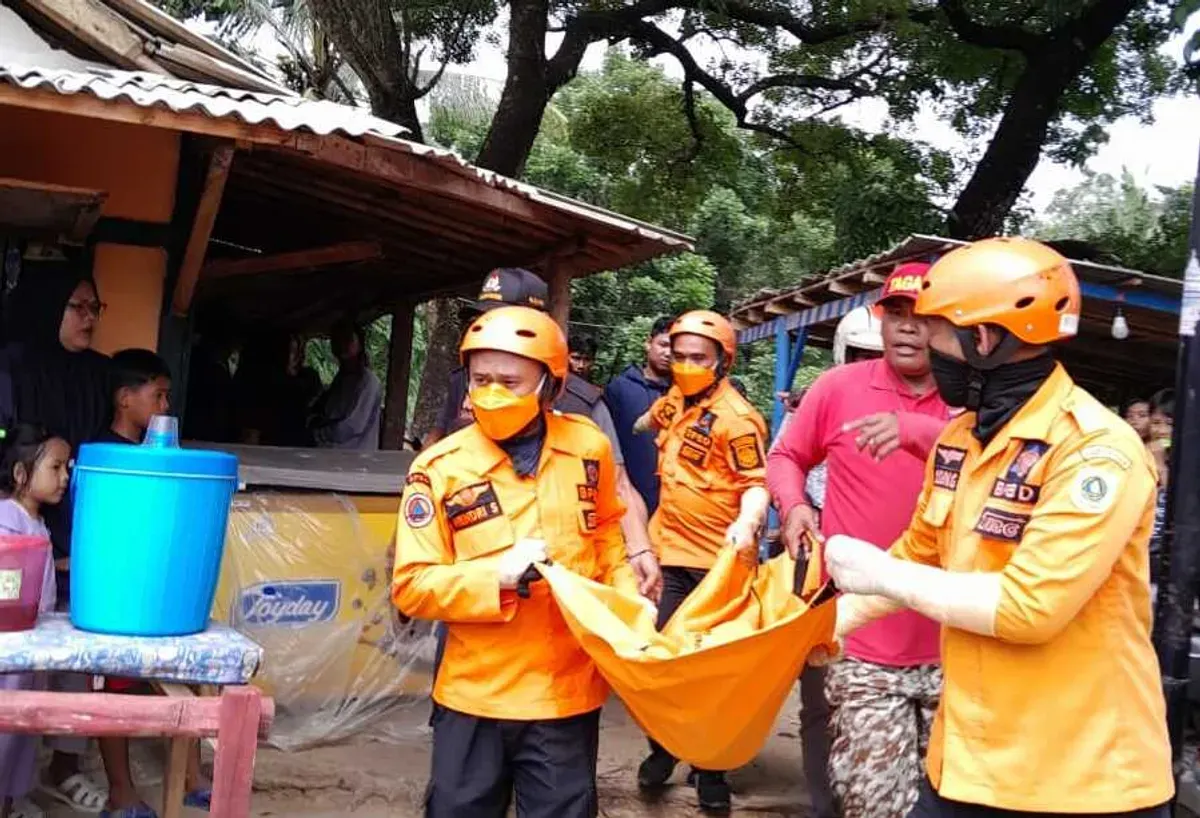 BPBD mengevakuasi korban tenggelam di Curug Dengdeng, Desa Lulut, Kecamatan Klapanunggal. (Sumber: BPBD)