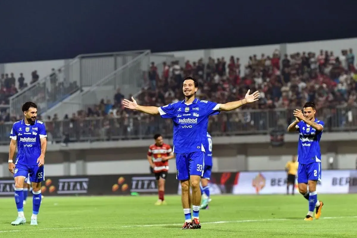 Selebrasi Thom Haye usai mencetak gol debut bersama Persib Bandung. (Sumber: persib.co.id)