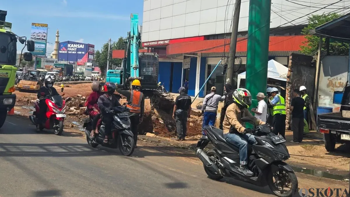 Penggalian proyek Underpass Bitung di Jalan Nasional Jalan Raya Serang, Desa Bitung, Kecamatan Cikupa, Kabupaten Tangerang, Senin, 1 Desember 2025. (Sumber: Poskota/Veronica Prasetio)