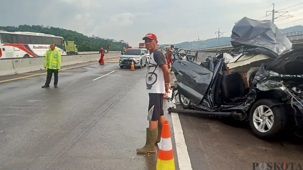 Kondisi di lokasi kejadian truk Fuso yang menghantam sejumlah mobil di KM 115 Tol Cipularang, Selasa 2 Desember 2025. (Sumber: POSKOTA | Foto: Gatot Poedji Utomo)