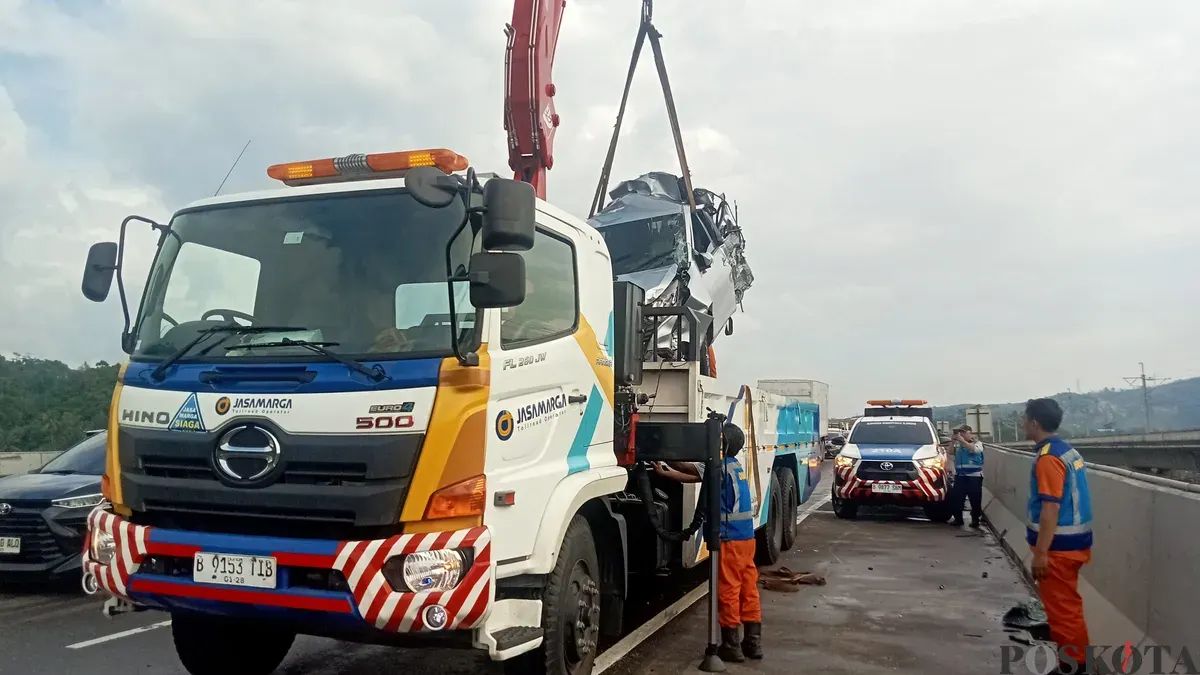 Petugas dari Jasamarga mengevakuasi sejumlah mobil yang terlibat kecelakaan di Tol Cipularang, Selasa 2 Desember 2025. (Sumber: POSKOTA | Foto: Gatot Poedji Utomo)