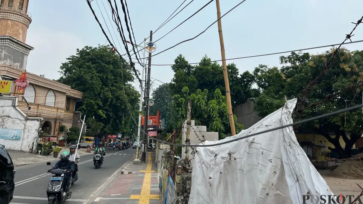 Juntaian kabel di trotoar Jalan Meruya Selatan, Kembangan, Jakarta Barat, Selasa, 2 Desember 2025. (Sumber: Poskota/Pandi Ramedhan)