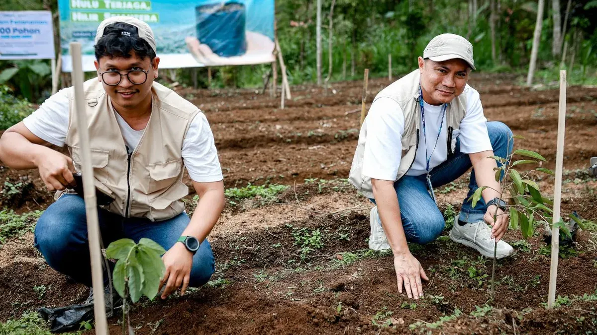 BCA Syariah berkolaborasi dengan Jejakin untuk melakukan penanaman 1.500 pohon di Desa Cisitu, Kecamatan Nyalindung, Kabupaten Sukabumi, Kamis, 27 November 2025. (Sumber: Dok. Istimewa)