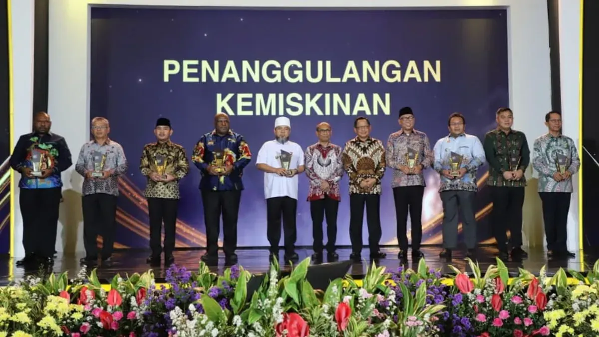 Bupati Bekasi, Ade Kuswara Kunang (ketiga dari kiri) meraih penghargaan dari Kemendagri yang diberikan Mendagri Tito Karnavian (kelima dari kanan). (Sumber: Dok. Istimewa)