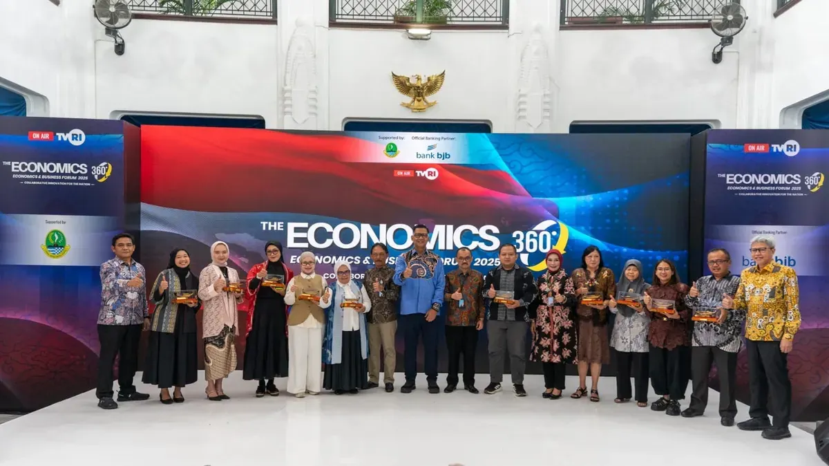 Economics 360° Roundtable Discussions 2025 di Gedung Sate, Bandung, yang didukung bank bjb, melakukan diskusi lintas pemangku kepentingan dan pemberian penghargaan bagi UMKM berprestasi. (Sumber: Corporate Secretary bank bjb)
