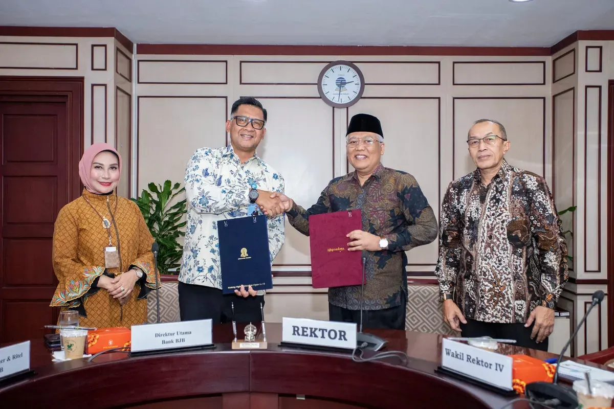 Direktur Utama bank bjb, Ayi Subarna, dan Rektor Universitas Terbuka, Prof. Dr. Ali Muktiyanto, S.E., M.Si menandatangani Nota Kesepahaman dan Perjanjian Kerjasama di Universitas Terbuka, Tangerang Selatan. (Sumber: Corporate Secretary Bank BJB)