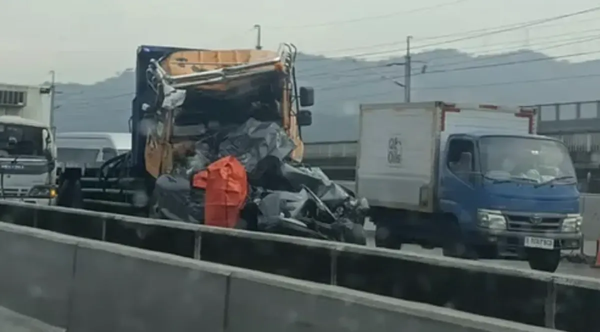 Kecelakaan Beruntun di Tol Purbaleunyi Libatkan Truk Kontainer dan Sejumlah Mobil Penumpang (Sumber: X/@sigittony4)