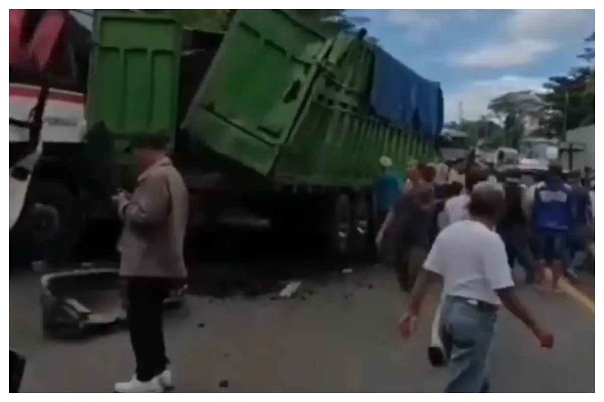 Kecelakaan maut terjadi di Tol KM 111-112 Tol Purbaleunyi arah Jakarta, Selasa siang, 2 Desember 2025. (Sumber: X/@neVerAl0nely)