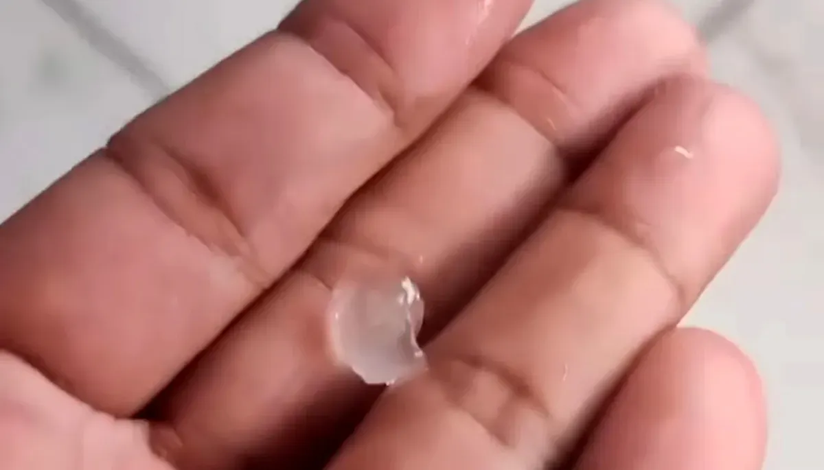 Tangkap layar warga menunjukkan es yang jatuh saat hujan deras melanda wilayah Gunung Putri, Kabupaten Bogor.