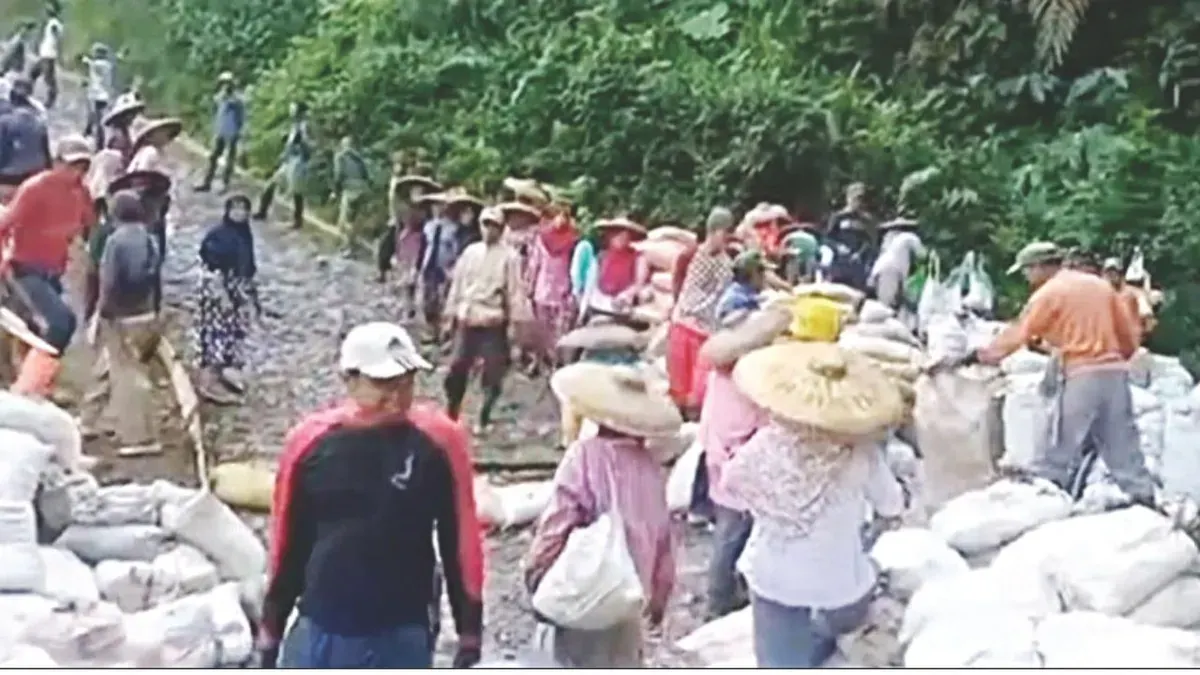 Ratusan warga Handelem di Kecamatan Sobang, Kabupaten Lebak, membangun jalan secara swadaya. (Sumber: Dok. Warga)