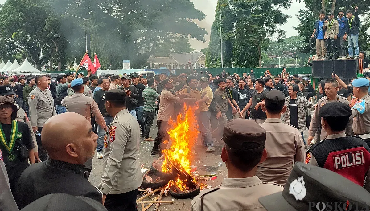 Ratusan mahasiswa dari Kumala, PMII dan GMNI saat melakukan aksi demo di depan Kantor Bupati Lebak. (Sumber: POSKOTA | Foto: Samsul Fatoni)
