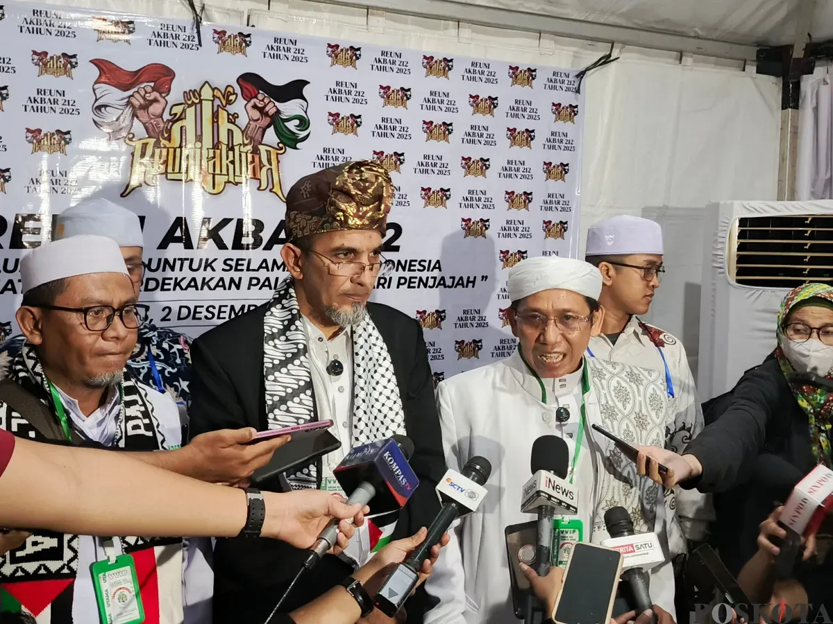 Humas Reuni Akbar 212, Buya Husein (kanan) saat ditemui di lokasi acara Reuni 212 di lapangan Monumen Nasional (Monas), Gambir, Jakarta Pusat, Selasa, 2 Desember 2025. (Sumber: POSKOTA | Foto: Ali Mansur)