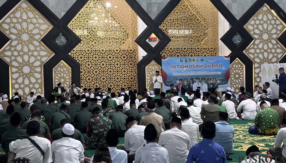 Warga Kabupaten Bogor menggelar doa istigasah kubro untuk korban bencana Sumatera di Masjid Baitul Faizin, Cibinong, Selasa, 2 Desember 2025. (Sumber: POSKOTA | Foto: Giffar Rivana)