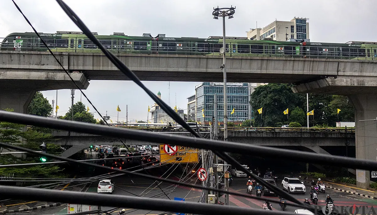 Kondisi kabel udara yang semerawut di perempatan lampu merah Jalan Dewi Sartika, Jakarta Timur, pada Selasa, 2 Desember 2025. (Sumber: POSKOTA | Foto: Dhiya Ahmad Fauzan/M2)