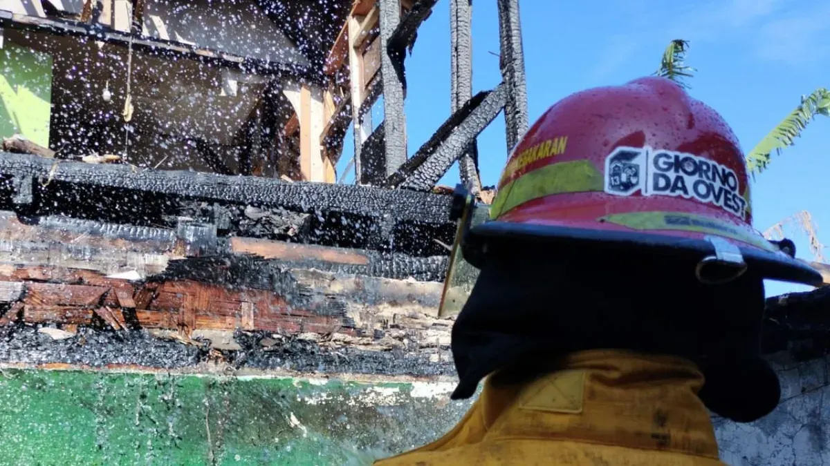 Petugas memadamkan api lima rumah di Nanggung, Kabupaten Bogor, Selasa, 2 Desember 2025. (Sumber: Dok. Damkar Bogor)