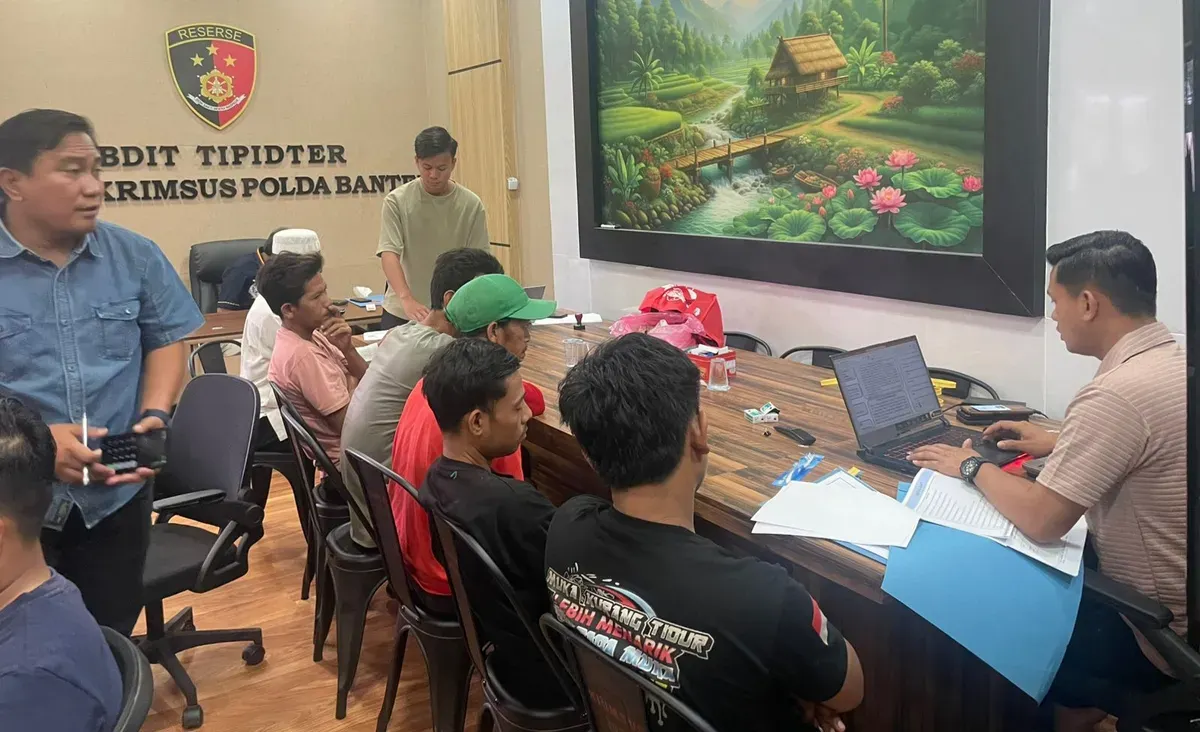 Penyidik Subdit Tipidter tengah melakukan pemeriksaan 6 pelaku penyalahgunaan LPG bersubsidi. (Sumber: Istimewa)