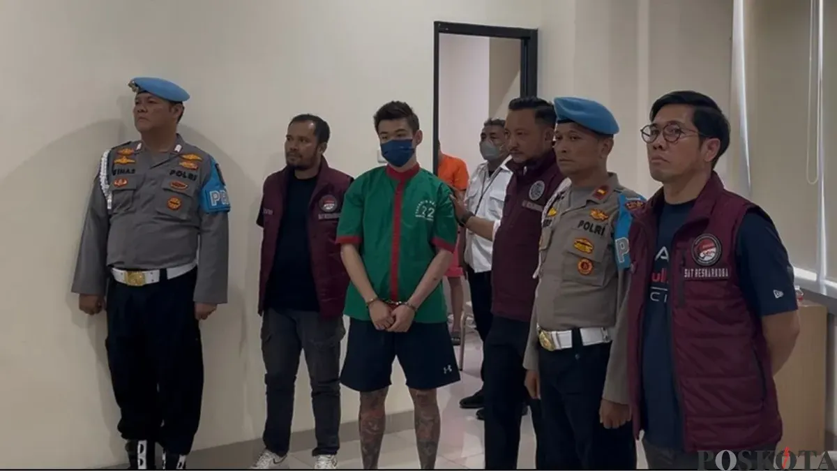 Seorang pria berinisial WW, 35 tahun, ditangkap setelah kedapatan menggunakan hingga mengedarkan berbagai macam jenis narkotika. (Sumber: Poskota/Pandi Ramedhan)