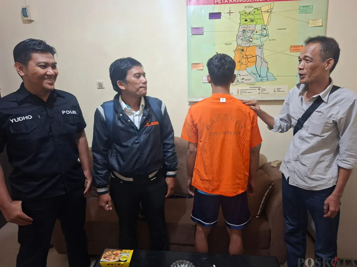 Kanit Reskrim Polsek Cinere, Iptu Firman didampingi Humas Polsek Cinere Aipda Yudho beserta Katim Opsnal berhasil menangkap pelaku pembobol pencuri Toko Plastik dalam Operasi Sikat Jaya 2025. (Sumber: Poskota/Angga Pahlevi)