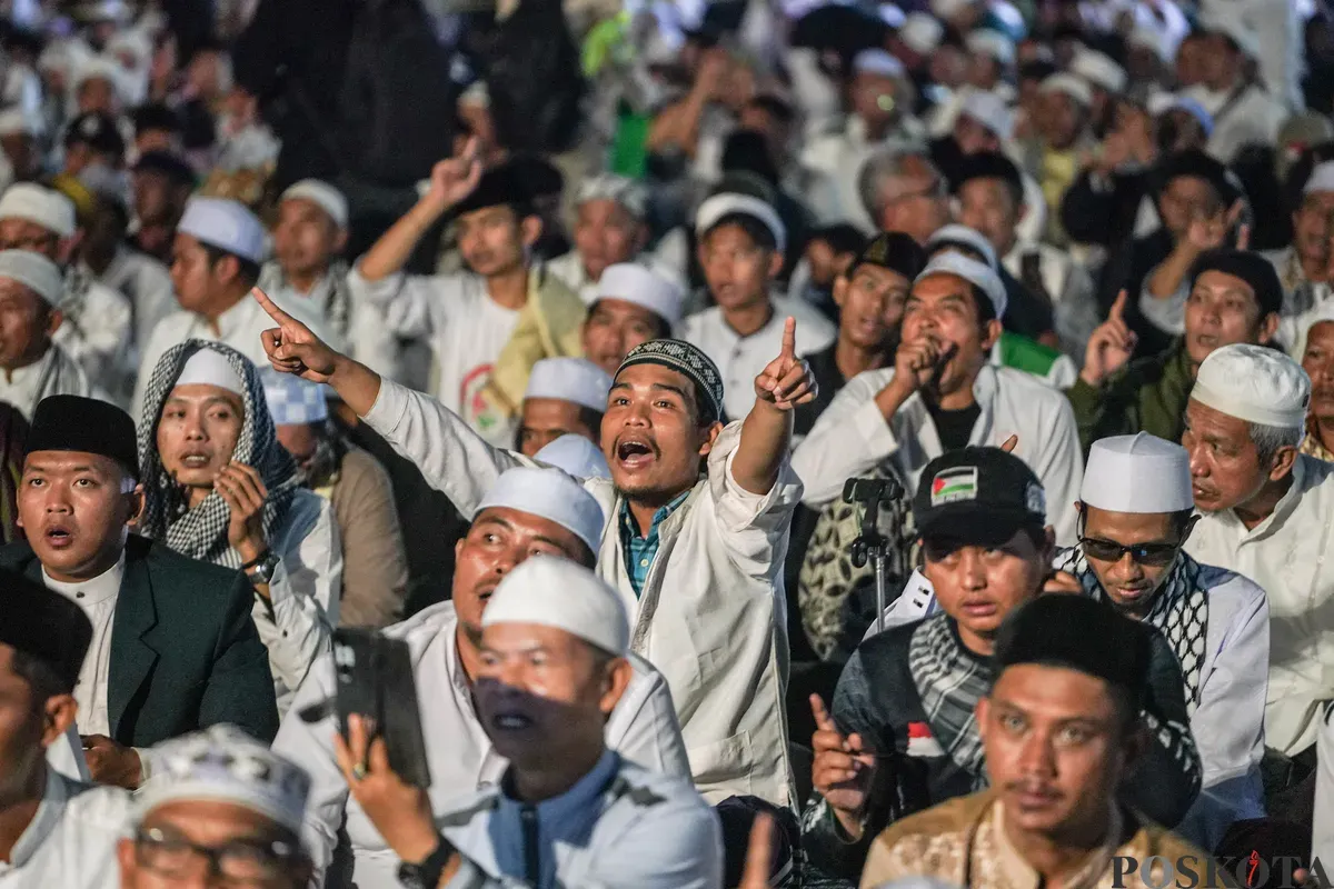 Peserta aksi reuni 212 bersholawat dan melaksanakan sholat isya berjamaah di Silang Monas, Selasa, 2 Desember 2025. (Sumber: Poskota/Bilal Nugraha Ginanjar)