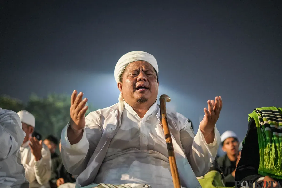 Peserta aksi reuni 212 bersholawat dan melaksanakan sholat isya berjamaah di Silang Monas, Selasa, 2 Desember 2025. (Sumber: Poskota/Bilal Nugraha Ginanjar)