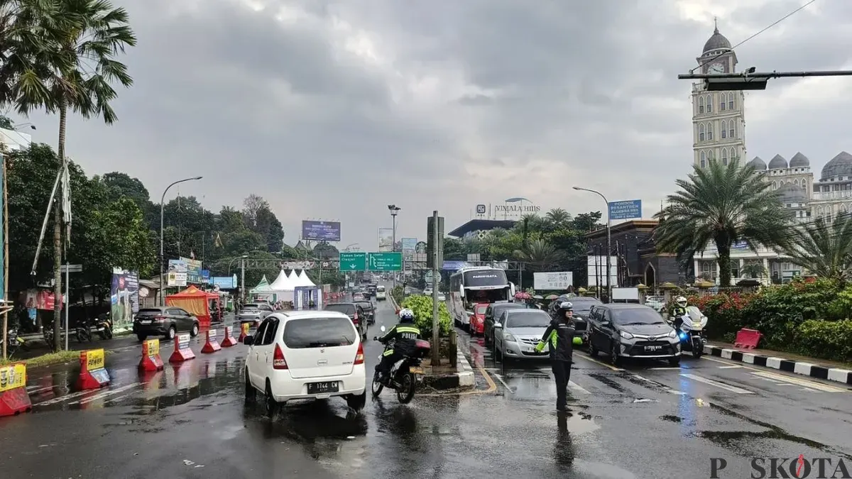 Polisi mengimbau hindari penggunaan joki jalur alternatif memasuki wilayah Puncak, Cibinong, Kabupaten Bogor. (Sumber: Poskota/Giffar Rivana)