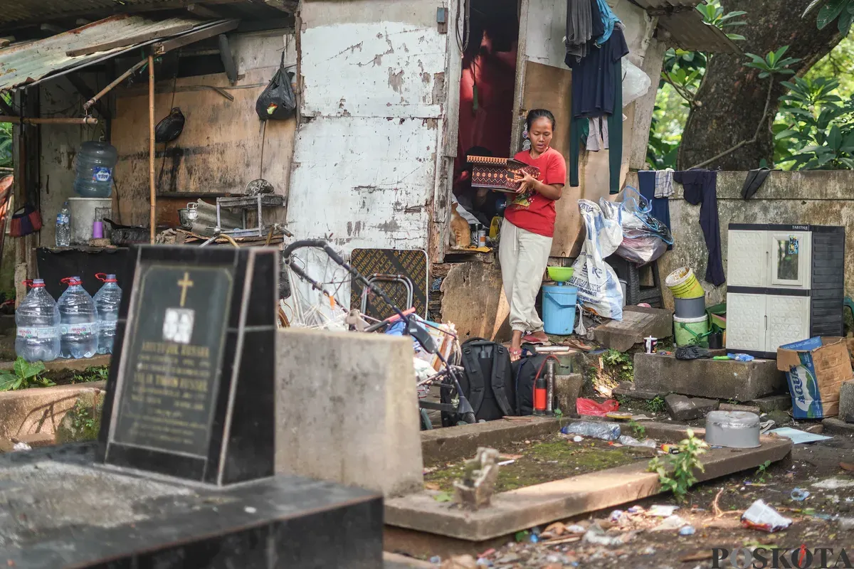 Warga bersiap menjalani relokasi usai mengemasi barang - barangnya di TPU Menteng Pulo II, Tebet, Jakarta Selatan, Selasa, 2 Desember 2025. (Sumber: Poskota/Bilal Nugraha Ginanjar)