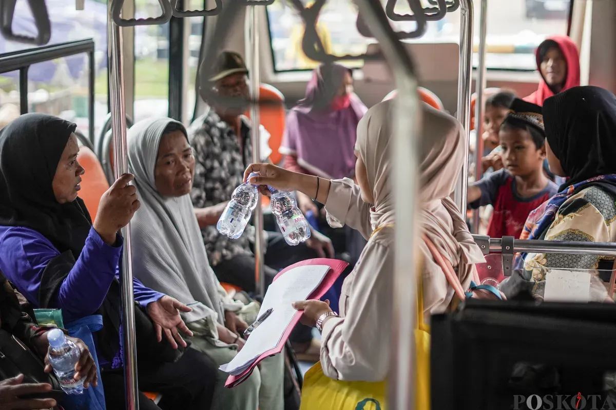 Warga bersiap menjalani relokasi usai mengemasi barang - barangnya di TPU Menteng Pulo II, Tebet, Jakarta Selatan, Selasa, 2 Desember 2025. (Sumber: Poskota/Bilal Nugraha Ginanjar)