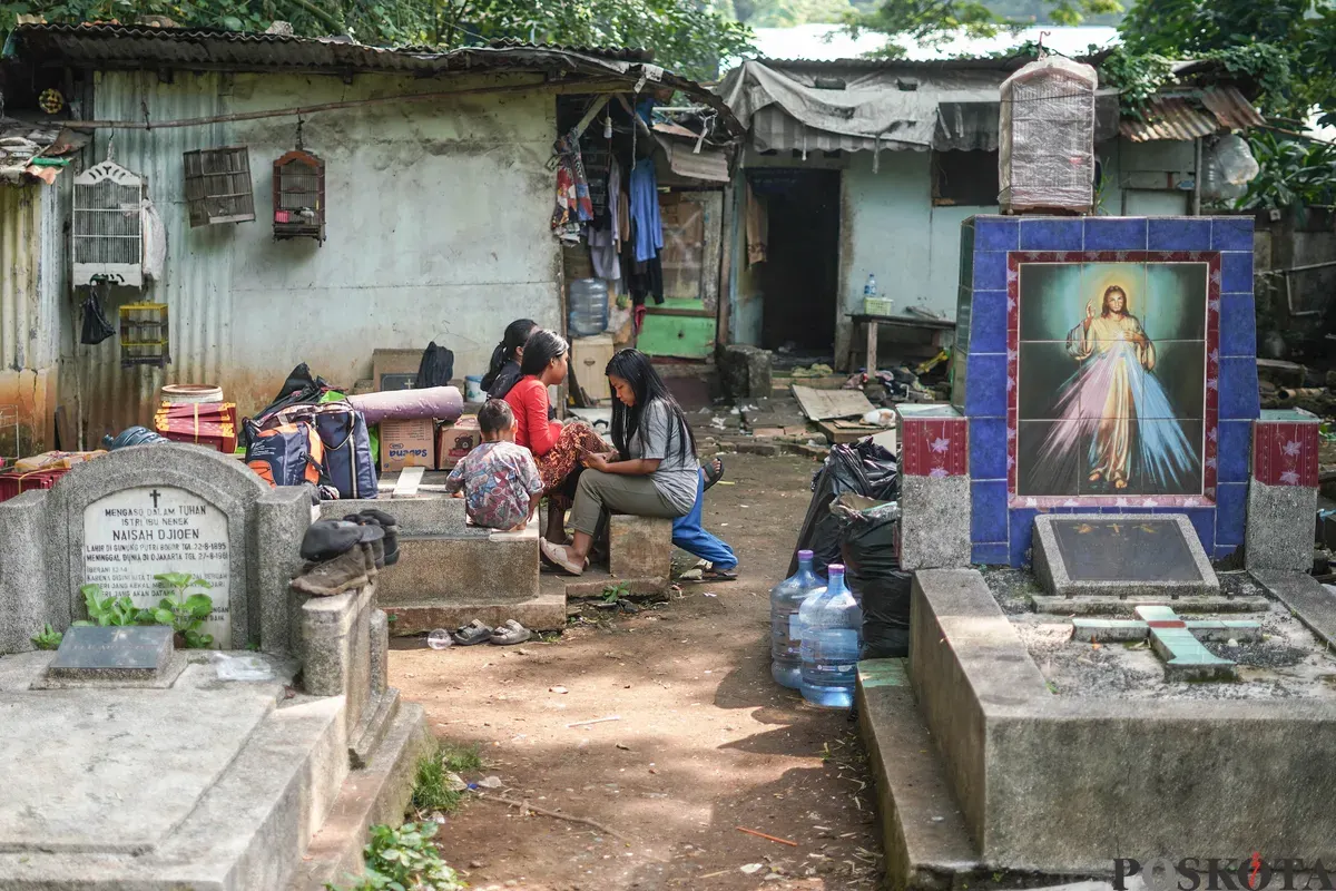 Warga bersiap menjalani relokasi usai mengemasi barang - barangnya di TPU Menteng Pulo II, Tebet, Jakarta Selatan, Selasa, 2 Desember 2025. (Sumber: Poskota/Bilal Nugraha Ginanjar)