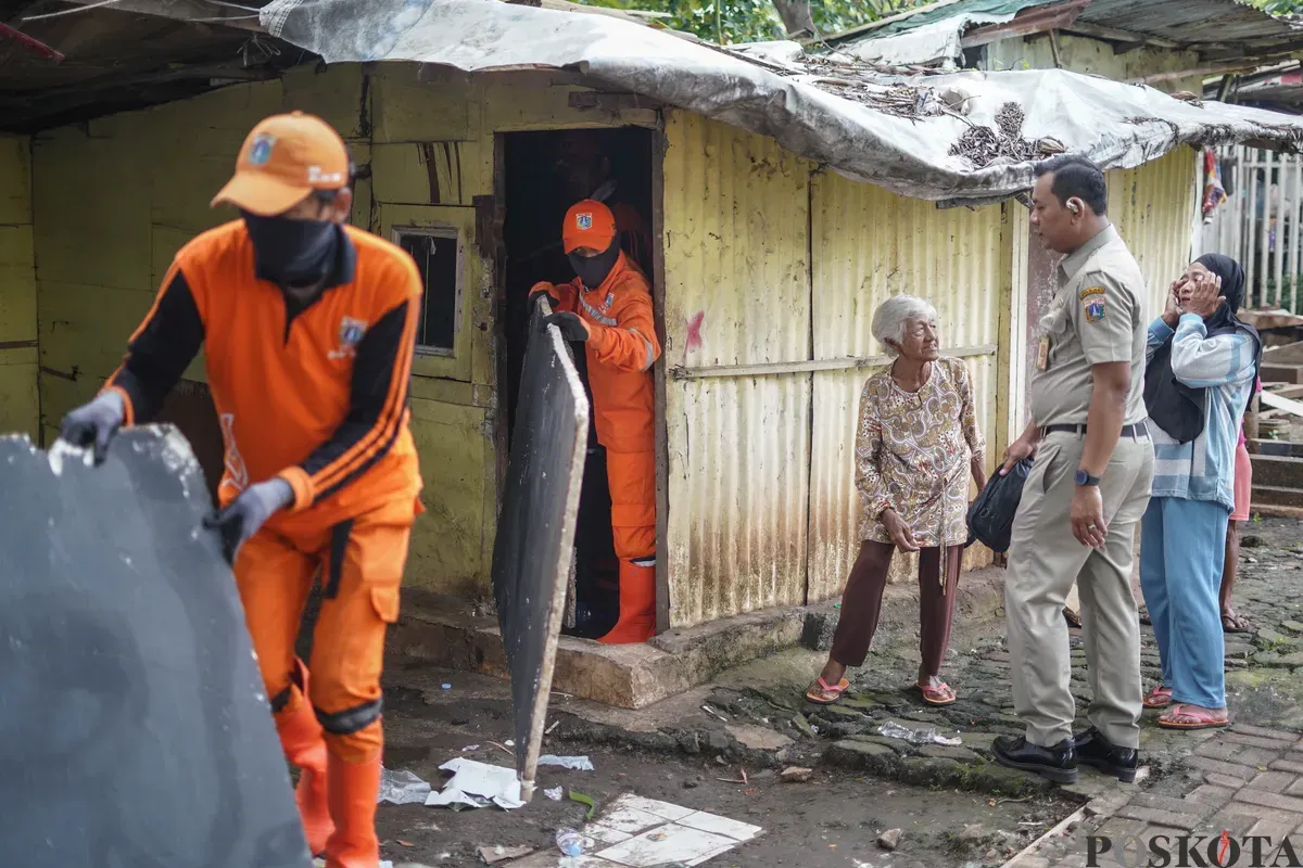 Warga bersiap menjalani relokasi usai mengemasi barang - barangnya di TPU Menteng Pulo II, Tebet, Jakarta Selatan, Selasa, 2 Desember 2025. (Sumber: Poskota/Bilal Nugraha Ginanjar)
