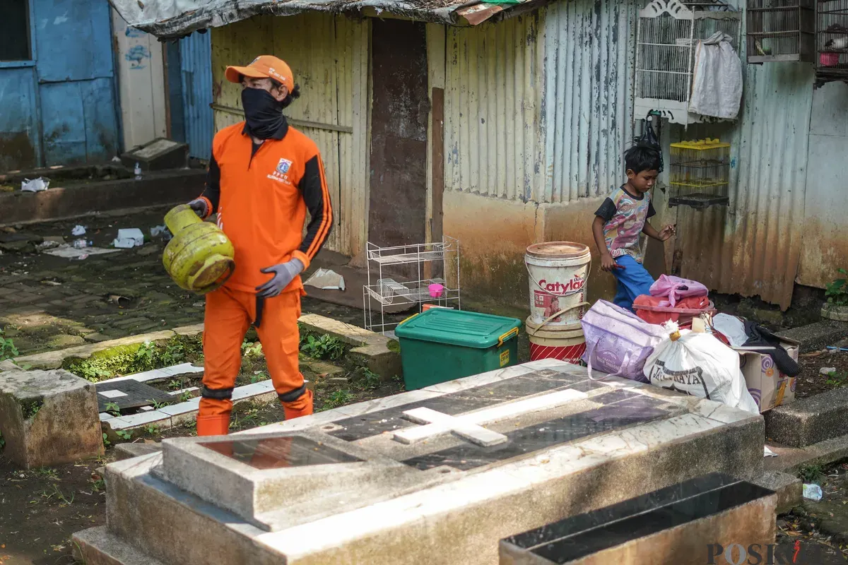 Warga bersiap menjalani relokasi usai mengemasi barang - barangnya di TPU Menteng Pulo II, Tebet, Jakarta Selatan, Selasa, 2 Desember 2025. (Sumber: Poskota/Bilal Nugraha Ginanjar)