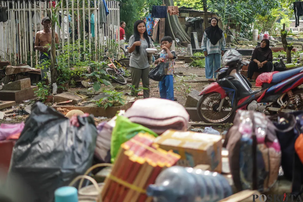 Warga bersiap menjalani relokasi usai mengemasi barang - barangnya di TPU Menteng Pulo II, Tebet, Jakarta Selatan, Selasa, 2 Desember 2025. (Sumber: Poskota/Bilal Nugraha Ginanjar)