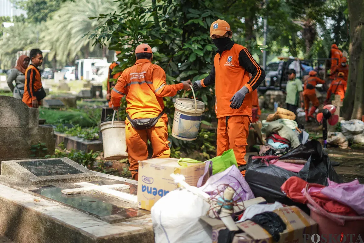 Warga bersiap menjalani relokasi usai mengemasi barang - barangnya di TPU Menteng Pulo II, Tebet, Jakarta Selatan, Selasa, 2 Desember 2025. (Sumber: Poskota/Bilal Nugraha Ginanjar)