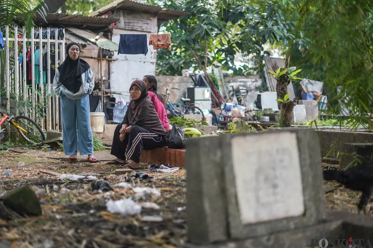 Warga bersiap menjalani relokasi usai mengemasi barang - barangnya di TPU Menteng Pulo II, Tebet, Jakarta Selatan, Selasa, 2 Desember 2025. (Sumber: Poskota/Bilal Nugraha Ginanjar)