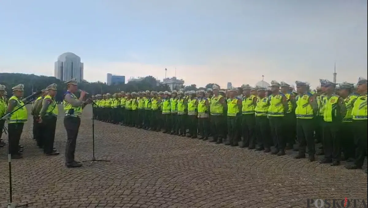 Direktorat Lalu Lintas Polda Metro Jaya menyiapkan skema pengamanan Reuni Akbar 212 di kawasan Monas, Gambir, Jakarta Pusat, Selasa, 2 Desember 2025. (Sumber: Poskota/Ali Mansur)
