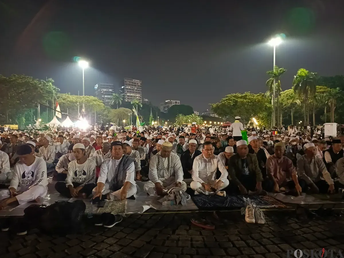 Suasana kegiatan Reuni Akbar 212 di lapangan Monumen Nasional (Monas), Gambir, Jakarta Pusat, Selasa, 2 Desember 2025 malam WIB. (Sumber: POSKOTA | Foto: Ali Mansur)