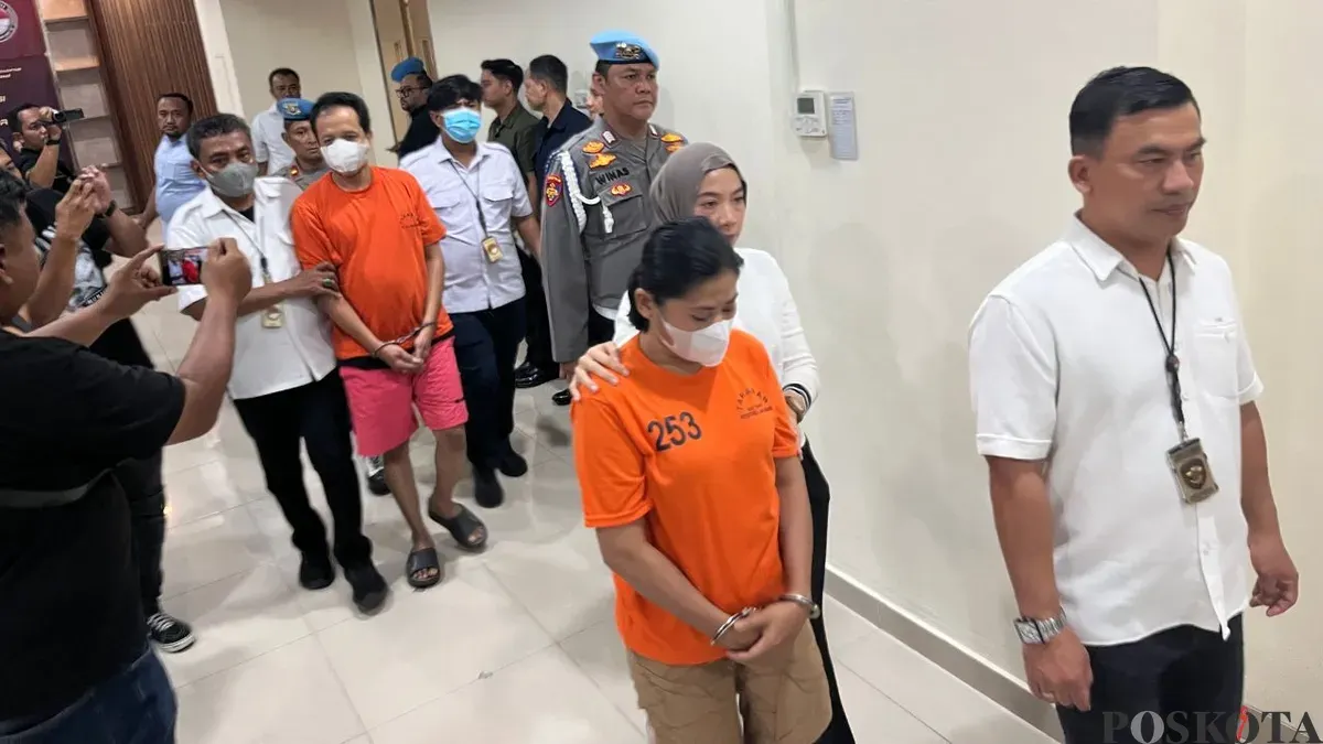 Pasutri nekat menjaid kurir narkotika jenis sabu seberat 19 kg dan ditangkap di wilayah Tambora, Jakarta Barat. (Sumber: Poskota/Pandi Ramedhan)