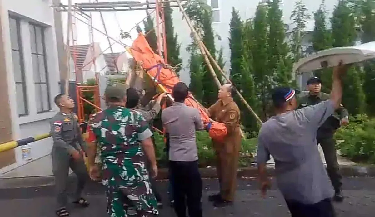 Petugas mengevakuasi korban tersambar petir di Tenjo, Kabupaten Bogor saat sedang memperbaiki gerbang perumahan, Senin 1 Desember 2025. (Sumber: Polsek Tenjo)