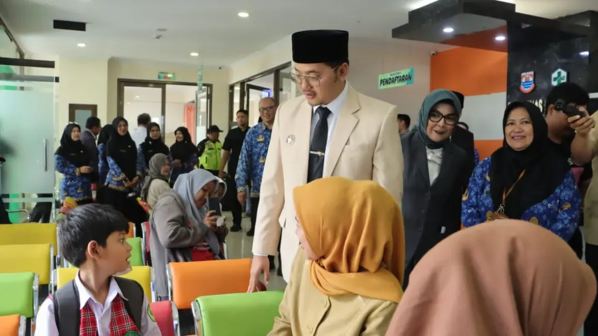 Wakil Wali Kota Cimahi, Adhitia Yudisthira meresmikan klinik persalinan 24 jam di Puskesmas Cipageran, Cimahi Utara, Senin, 1 Desember 2025. (Sumber: Dok. Diskominfo Kota Cimahi)