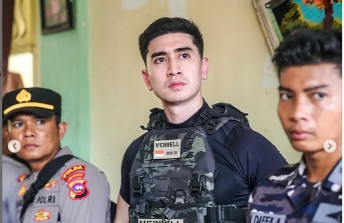 Verrel Bramasta ungkap alasannya menggunakan rompi taktis saat melihat korban banjir di Padang (Sumber: Instagram/@bramastavrl)