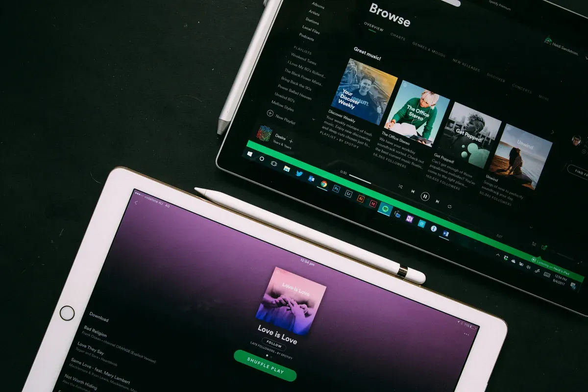 Ilustrasi Spotify Wrapped 2025 (Sumber: Unsplash/Heidi Fin)