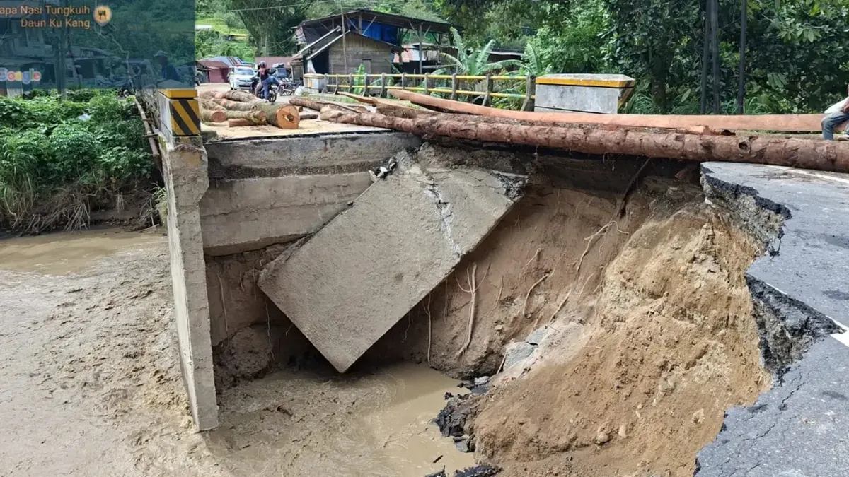 Potret jembatan di Kabupaten Agam, Sumatera Barat yang putus akibat diterjang banjir. (Sumber: BNPB)