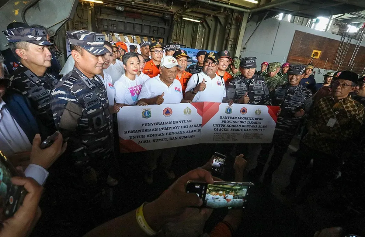 Jajaran DPRD DKI Jakarta mendampingi Pemerintah Provinsi DKI Jakarta saat pelepasan bantuan untuk korban bencana di Aceh, Sumatera Utara, dan Sumatera Barat, Minggu, 30 November 2025. (Sumber: Dok DDJP)