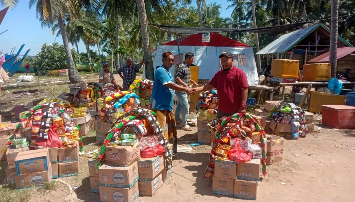 Penyaluran bantuan dari anggota DPRD DKI Jakarta, Lukmanul Hakim, kepada korban bencana hidrometeorologi Sumatera. (Sumber: Istimewa)